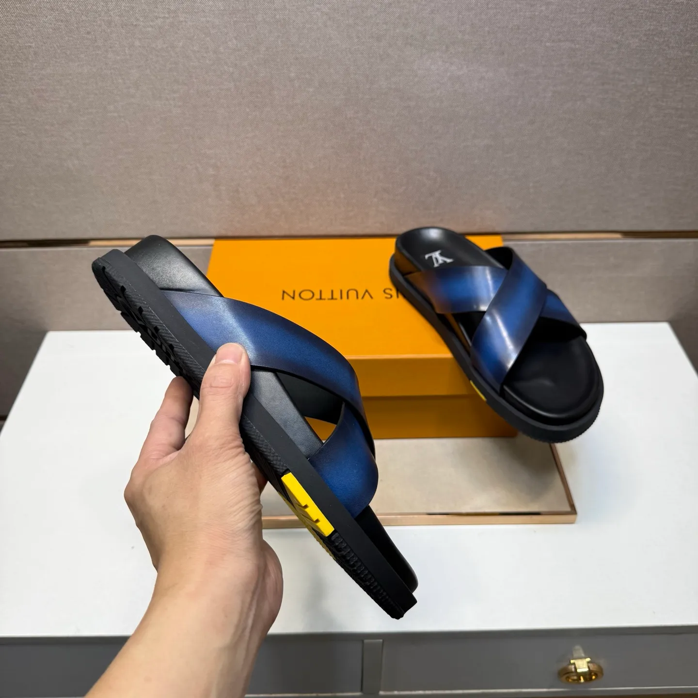 Men's men's shoes 💰pp420 [LV～] Men's casual slippers 2025z cabinet sales simultaneously 🔶Size: 38-44#️⃣ 🔷4 colors🔜The upper is made of cowhide stitching ➕Cowhide lining, comfortable and breathable, sole: original comfortable, wear-resistant and non-slip outsole, ⚠️Real 📱Photography🎬The real thing is better📢📢📢
